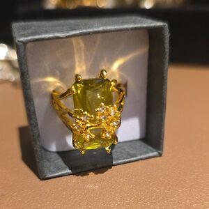 Source Unknown Gold-Tone Yellow Crystal Cluster Ring